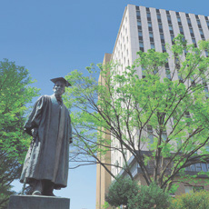 早稲田大学