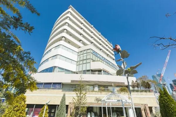 ハリウッド美容専門大学校