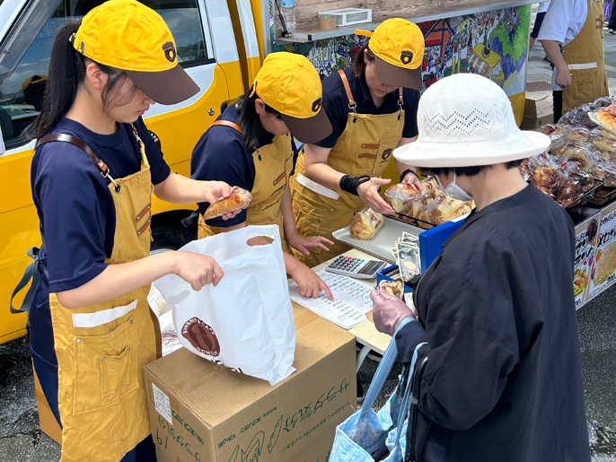 北海道 羽幌高校 「総合的な探究の時間」官公庁(町村)班の3人の生徒たち4
