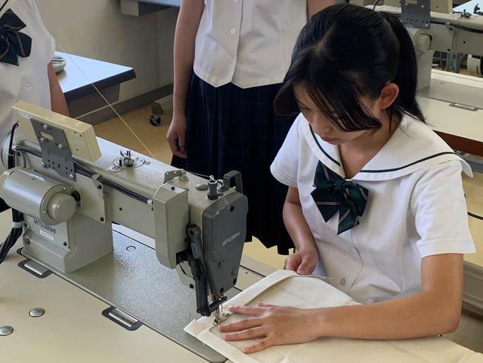岡山県　倉敷工業高校　テキスタイル工学科５人の２年生2