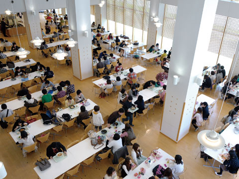 東北公益文科大学の学食