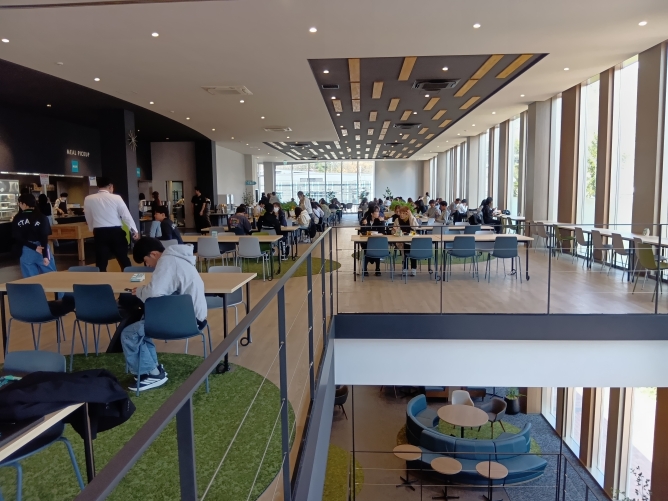 山梨学院大学の学食