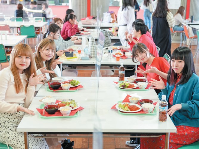 香蘭女子短期大学の学食