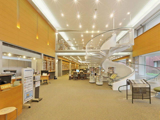 学生のニーズに応える「図書館」。CD・レコード・DVD・楽譜は今までに所蔵されていた貴重な資料に加え、現在国内で入手できるものはすべて加えていく予定です。