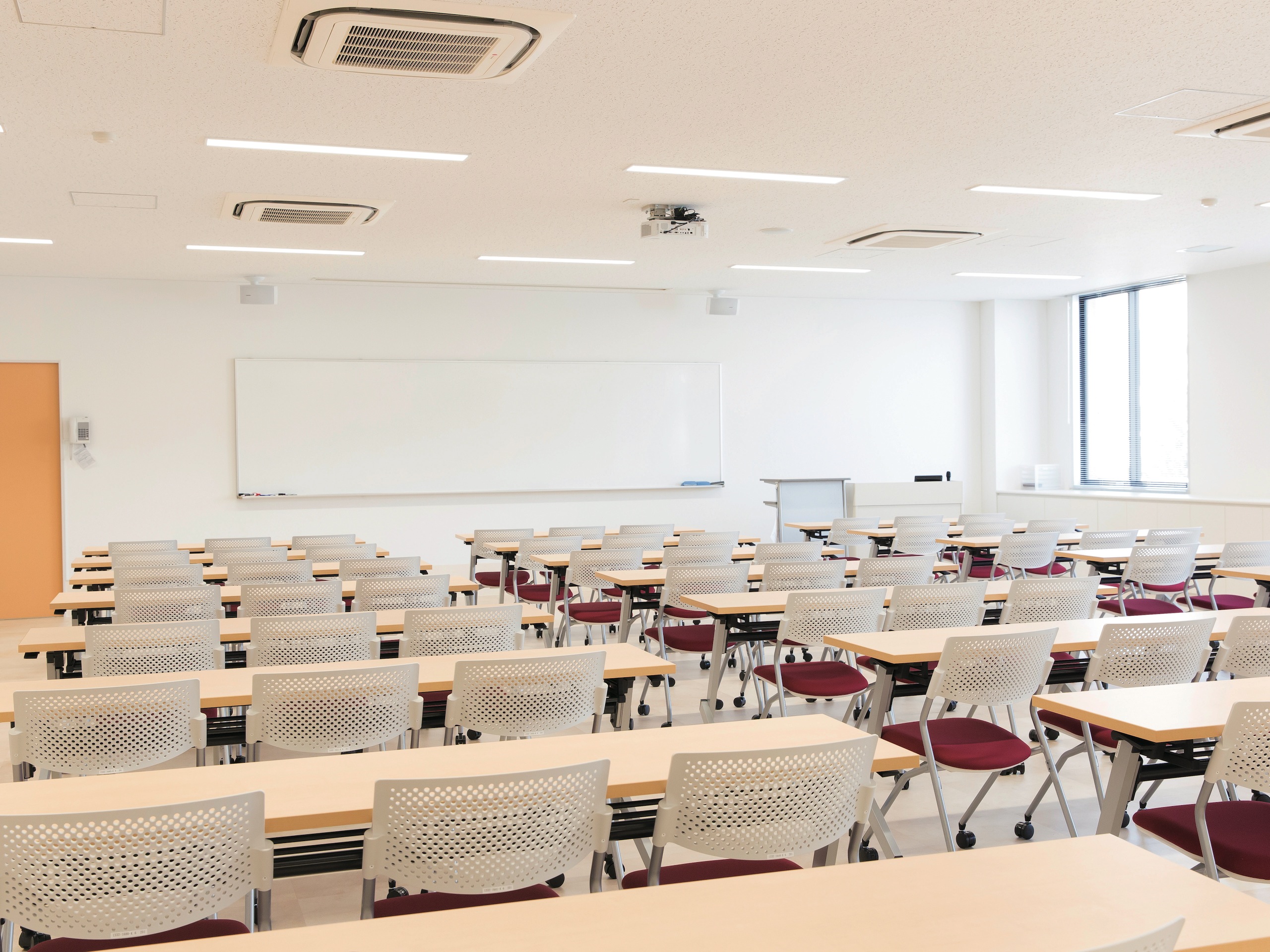 ディブリーフィングルーム１。シミュレーションを振り返り、討議し、その気付きや学びから情報収集能力、判断力、コミュニケーションなどを培います。