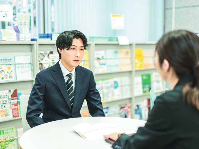 【10号館（寝屋川キャンパス）】就職部：学生の適性や進路希望を把握のうえ、個別面談やガイダンス等を通じて就職活動をサポートしています。
