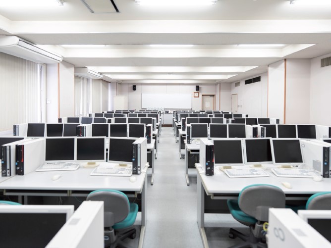 8号館 第一マルチエディア教室