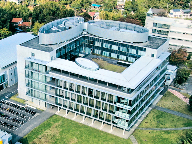 大学中央棟。全面ガラス張りで、本学のランドマーク的存在です。