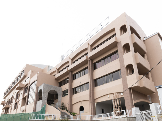 明るい光が差し込むキャンパスには、絵本やこどもに関する書籍が充実した図書館、たくさんのピアノが並ぶ音楽室、ピアノ練習室をはじめとした各種設備が充実。