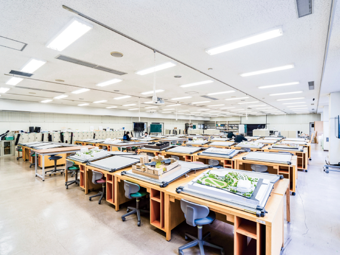 【12号館（寝屋川キャンパス）】住環境デザイン学科製図室：住環境デザイン学科の学生がさまざまな目的に使える製図室。