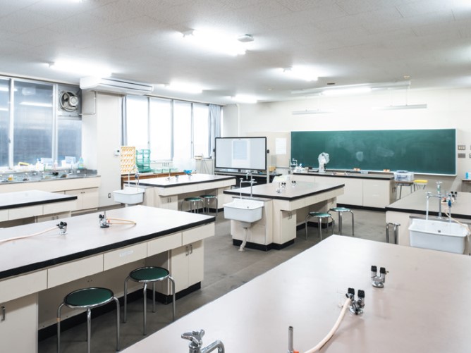 3号館 理化学実験室