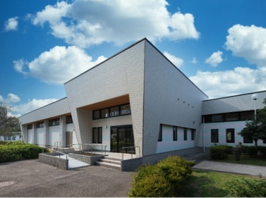【都城キャンパス】第2体育館(愛称：ひまわり館)。講義等で使用できる多目的室に加え、武道場やトレーニングルーム、ボルダリング練習場などもある施設です。