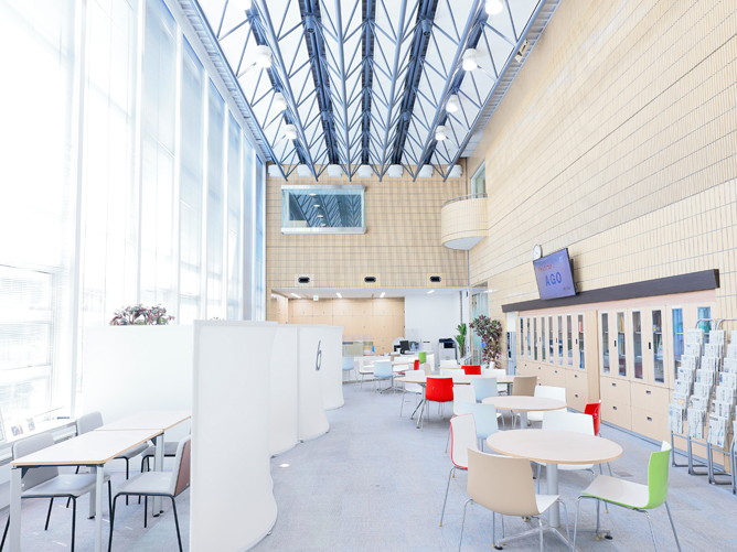 就職支援課／就職面談をするための面談室や面接練習のためのブースを設置し、きめ細かな個別サービスを行っています。