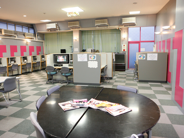 ＜学生ホール茜＞ビデオルームには様々な新旧CD・DVD・ビデオが揃っており、それらを自由に無料で視聴することが可能です。