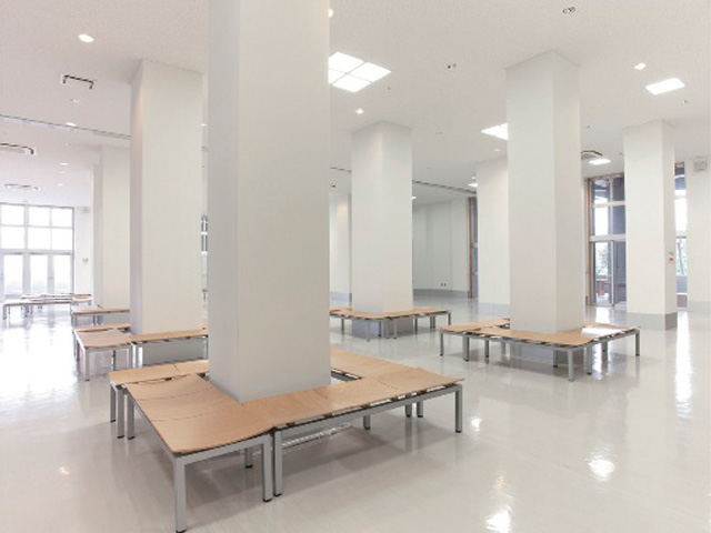 【本館ビル1F・ホワイエ】休憩時間には学生が集まったり、 サークルの作品展示にも活用できます。