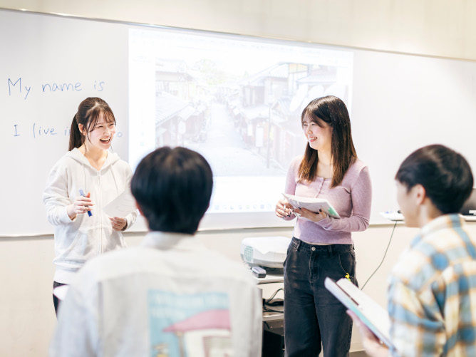 【サブゼミスペース】プロジェクタ・ホワイトボード完備。だれもがここで行わるプレゼンテーションやイベントに参加できるようなオープンスペースです。