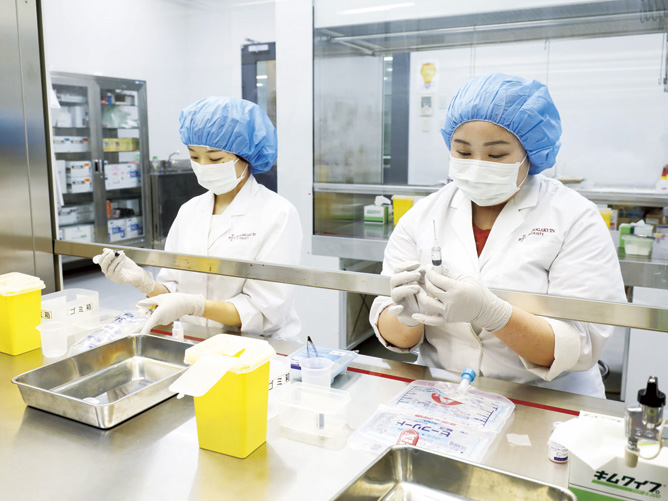 【クリーンルーム】注射薬の無菌調製を実習する施設です。注射薬や輸液を調製するクリーンベンチと抗がん剤を調製する安全キャビネットを設置しています。