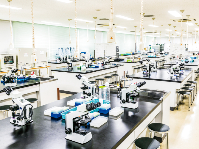 【1号館（寝屋川キャンパス）】生命科学科実習室：PCRや電気泳動装置などの機器や器具を備え、生命科学の基礎となる知識や技術を学ぶことができます。