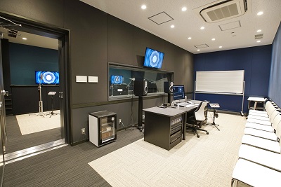 声優アニメソングコース専用レコーディングスタジオ。「日本音響エンジニアリング株式会社」設計監修による本格的なアフレコスタジオです。