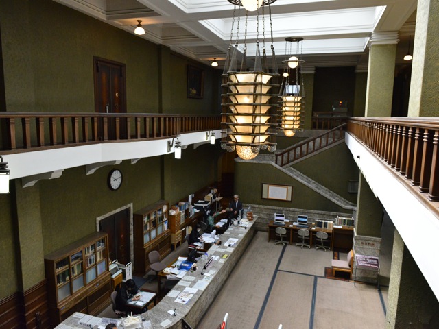 天理図書館正面カウンター
