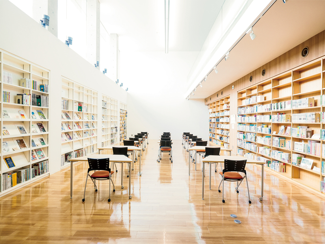 図書館棟・ラーニングコモンズ：資料の閲覧、自習のほか、グループワークやアクティブ・ラーニングなど、多様な学習の場として利用できます。