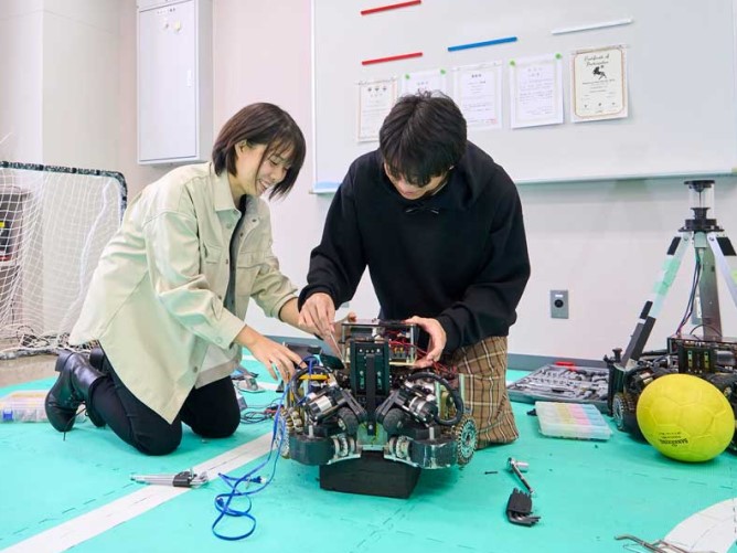 【おばせキャンパス】ロボット研究。サッカーロボットの競技会「RoboCup」や「ロボット相撲」の世界大会にも出場してます。