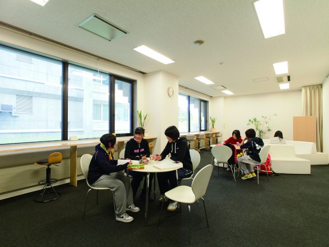 hug（交流スペース）：学生同士のみならず、学生と教職員が自由に交流を深められる場