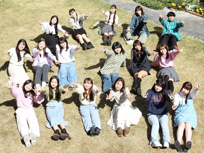 【中庭】　学生たちが集い語らう憩いの場。時にはレポートや制作の自習の広場にもなります。