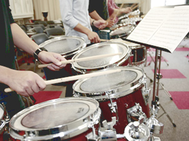 【音楽室】さまざまな楽器を使って、子どもが接する音楽を学びます。実際に演奏もするので楽しいですよ！