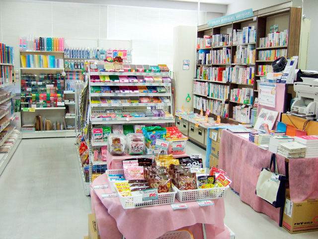【大学生協】お弁当やお菓子の他、教科書、実習教材、ナースウエア、文具など、大学生活で必要な物を販売しています。