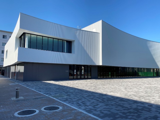 <新体育館>2020年11月に完成した新体育館。体育館機能のほか、式典や研究発表のための講堂機能も備えています。