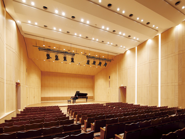 【リリーハーモニー】音楽芸術学科の演奏会のほか、さまざまな学科の学生によるプレゼンテーションや学外の方を招いて講演会を行うなど、多彩な用途があります。