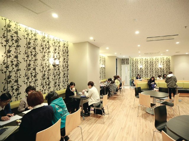 あるちか。学内食堂「アルテリア」と併せてオープンしました。売店や書店とともに、ソファを配置。コーヒーなどを飲みながらゆっくりと時間を過ごせます。