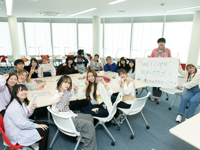 【ラーニングコモンズ】学生が自習やグループ学習で活用できる場所です。
