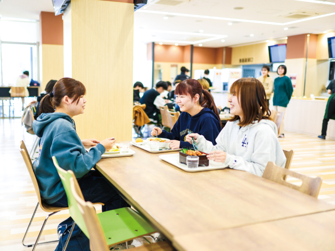 【8号館（枚方キャンパス）】レストラン「結」：日替わりのパスタメニューやカレーメニューは学生からも大人気。