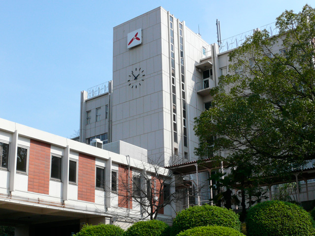 ０号館／１号館：ピアノレッスン室が並ぶ０号館と、大・中講義室があります