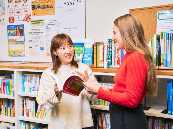 【語学学習支援室(GLOBAL SQUARE)】留学に関する個別相談や外国語勉強会、留学生との交流イベントなど多彩なプログラムを用意。異文化にふれることのできる国際交流拠点。