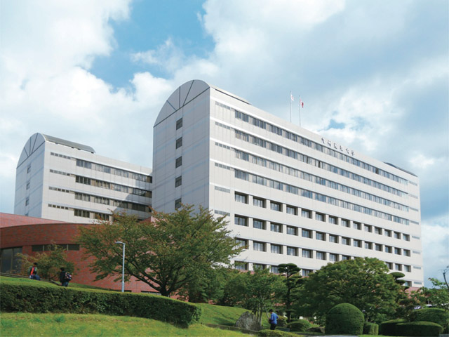1号館（文系学部棟）。地上10階、ツイン構造の建物が目印。3階まで吹き抜けのメインホールや大小教室、研究室、自習ホール、産業経営研究所などが配置されています。