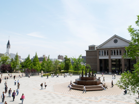 学生があふれるアンデレ広場（和泉キャンパス）