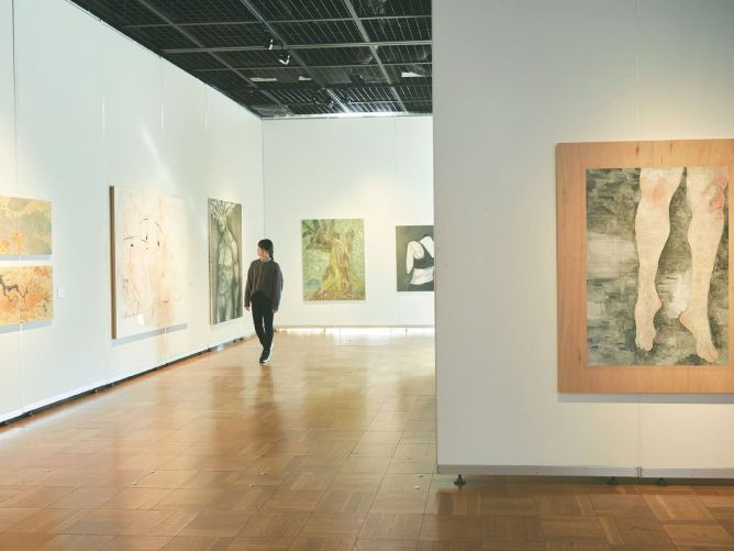 附属ギャラリーでは年間を通じて様々な展覧会・プロジェクトを開催。学生・卒業生・教職員へ作品発表の場を提供するとともに芸術・文化の発信場所として活動しています。