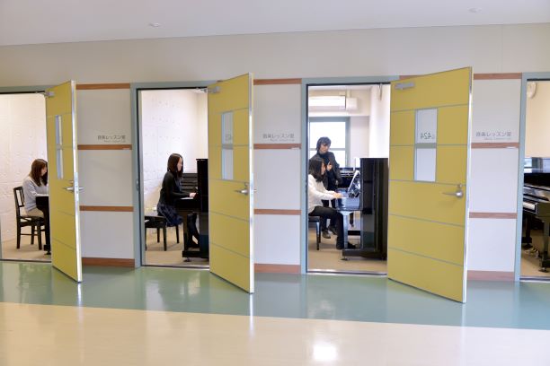 【音楽レッスン室（子ども教育学科）】ピアノの個室が多数あるため、練習に打ち込めます。