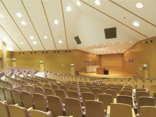 【講堂】約500名が一堂に会することができ照明・音響設備も充実。入学式・卒業式などの式典の他、さまざまな催しに利用されています。