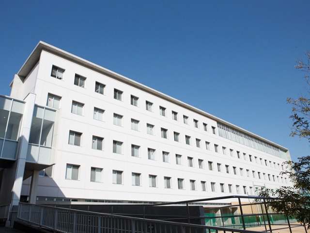 <15号館(薬学部実験研究棟)>1階に臨床薬学教育研修センター、薬学部事務室、2階に動物実験施設、3階に中央分析センター、各階にインターネットコーナーもあります。