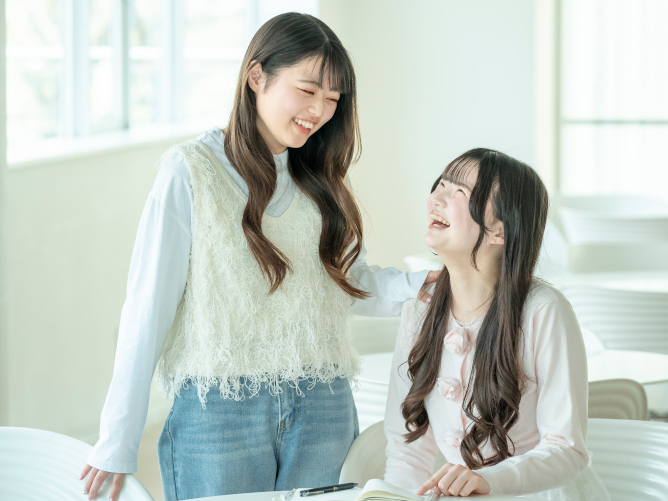 昼の休憩時間には学生たちで賑わい、キャンパスの活気が感じられます（花岡キャンパス）