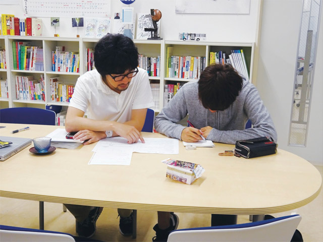 基礎教育センター。大学での学修がスムーズに進むよう、あらゆる面から丁寧にサポートしていきます。勉強に関する個別指導や、相談にのっています。
