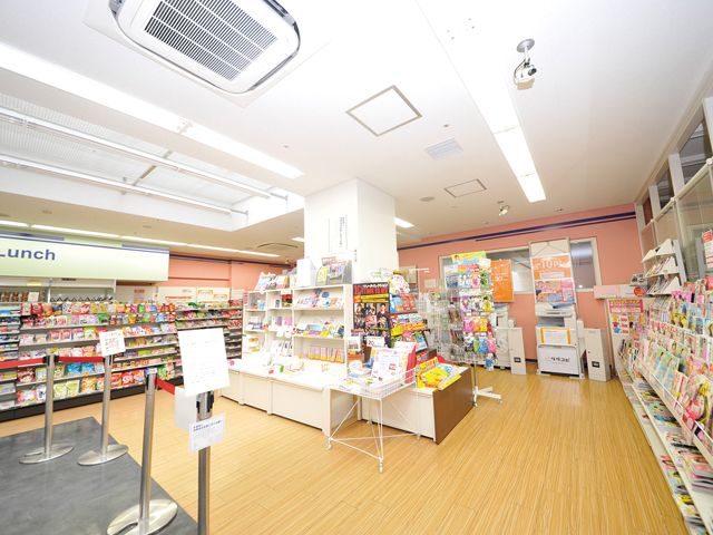 学園本館の1階にあるキャンパスショップは、飲み物や食べ物、文房具、雑誌などを販売しています