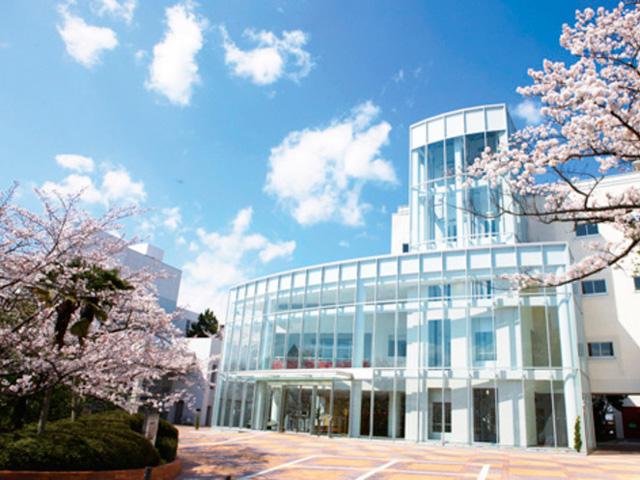 教育学部棟（星が丘キャンパス）：実際の保育所や学校に近い環境で学ぶ施設が整っています