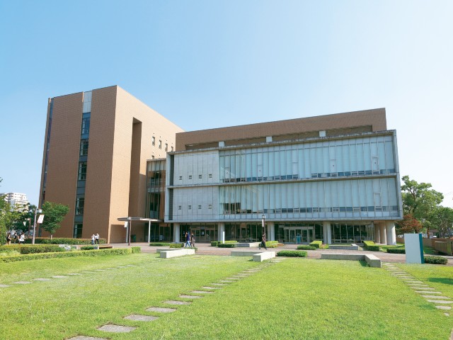 1号館：図書館、ハイスペックPC教室、学生支援課などを設置。