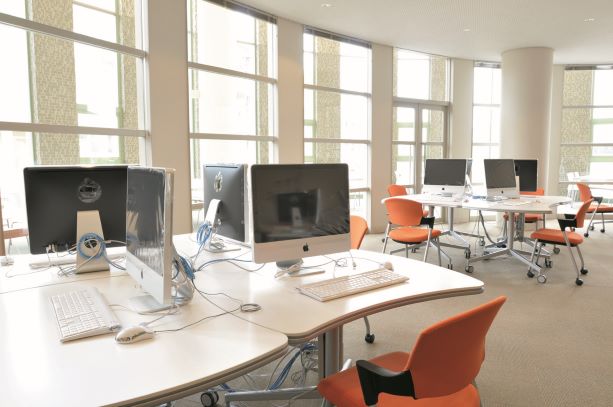 【情報演習コーナー】自由に使えるPCが設置されています。全学生にユーザーIDが与えられるのでネットやメールも利用できます。