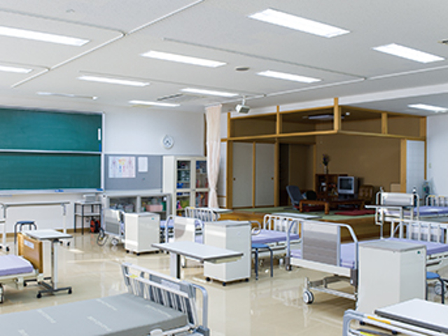 介護実習室／介護の演習に必要なさまざまな器具類が揃い、現代福祉学科(姉妹校・短大学科)の学生にとっては最も重要な教室です。